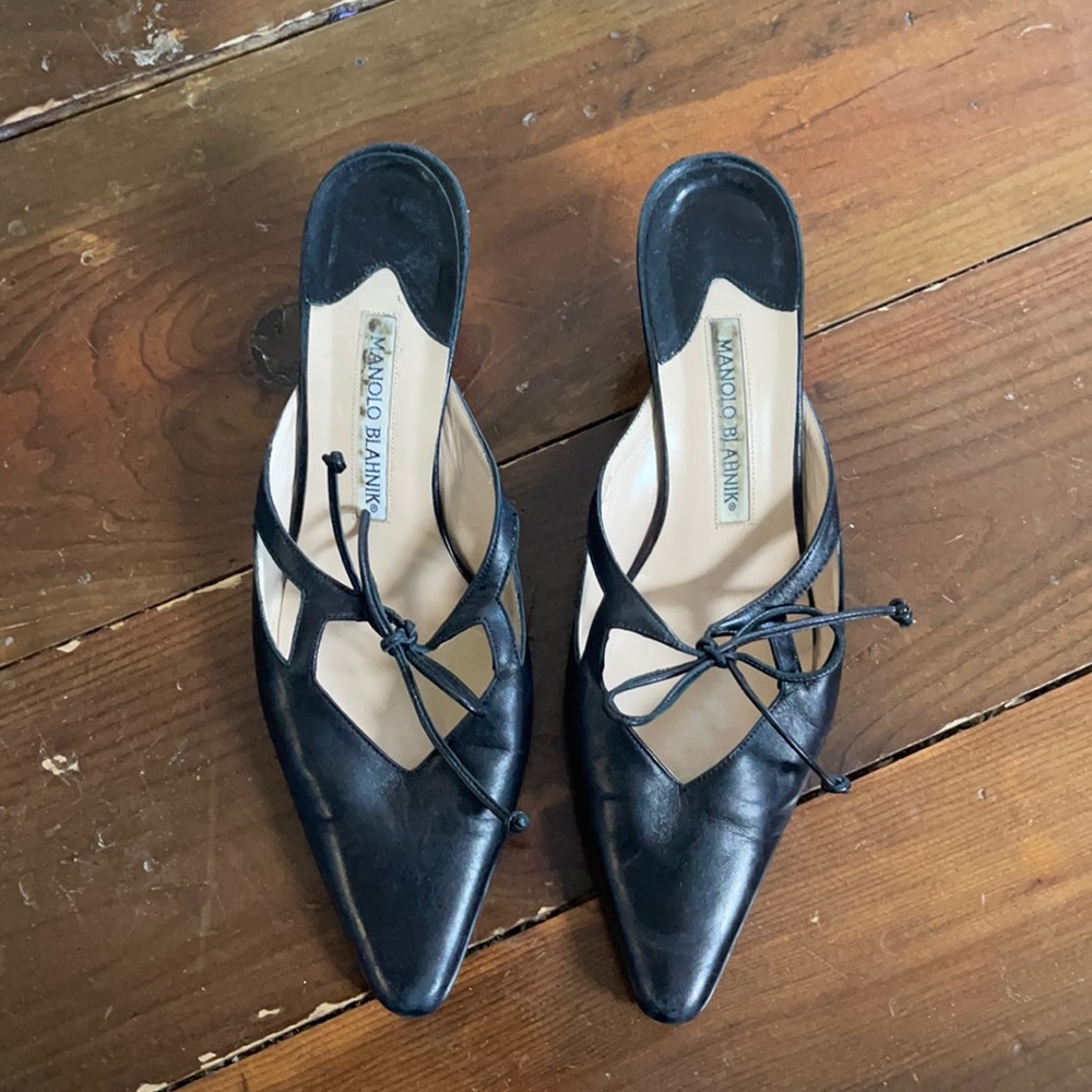 MANOLO BLAHNIK black leather kitten heel Y2K SATC